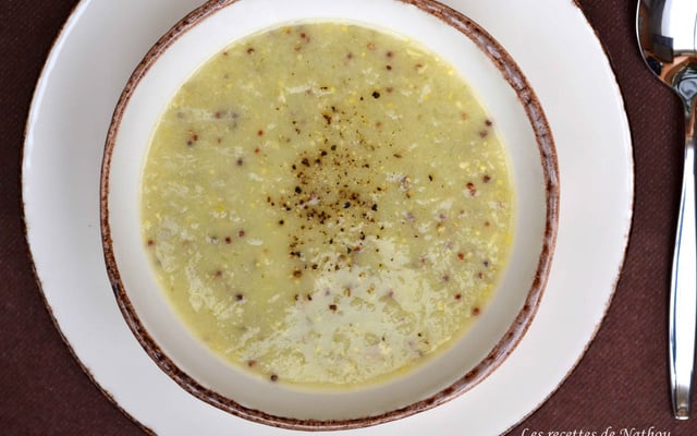 Potage aux poireaux, grains de moutarde à l'ancienne et cheddar