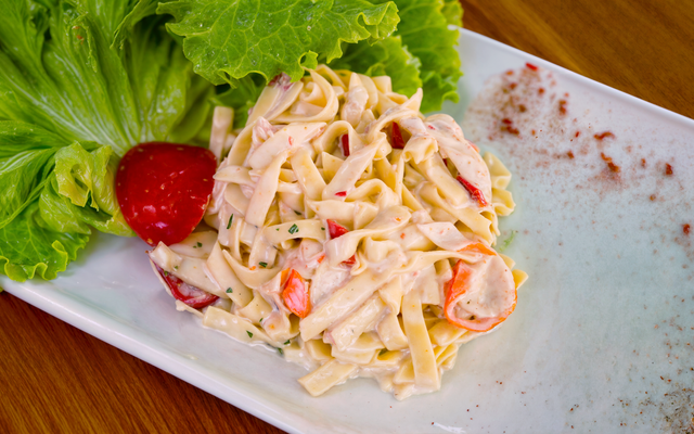 Salade de tagliatelles et surimi