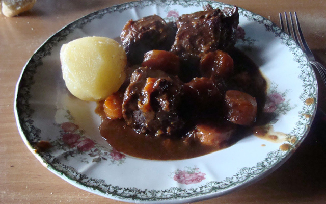 Carbonnade flammande et ses pommes de terre caquettes