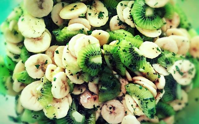 Salade de bananes et de kiwis