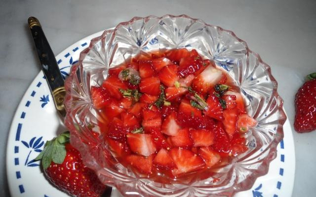Tartare de fraises à la menthe poivrée traditionel