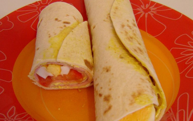 Tortilla de dinde fumée, légumes croquants et mayonnaise au curry