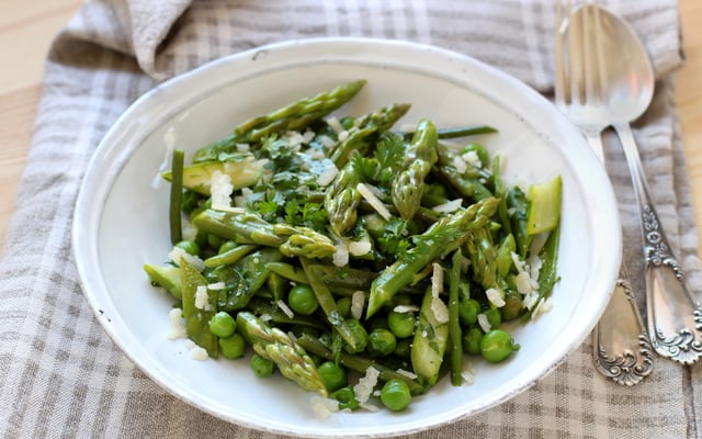 Salade de légumes primeur au parmesan et aux herbes fraiches
