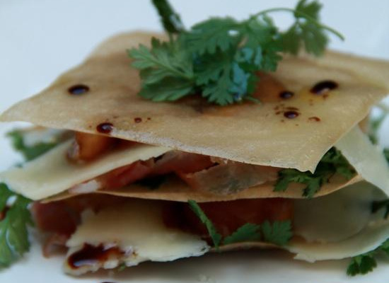Mille-feuilles croustillant de cantal, herbes pancetta et poêlée de mirabelles
