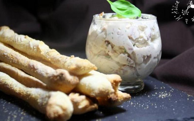 Gressins, fromage frais au basilic et tomates séchées