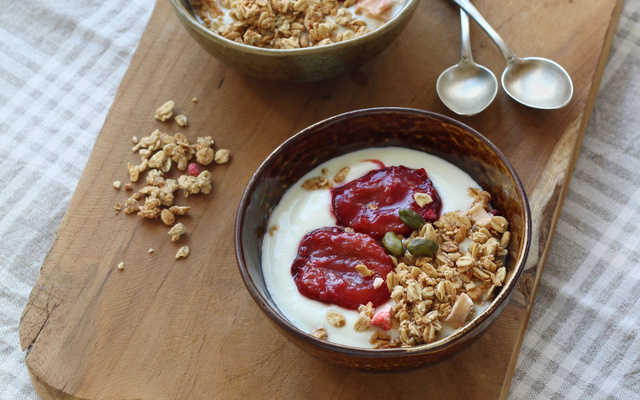 P’tit déj de saison : quetsches poêlées, yaourt de brebis et crumble