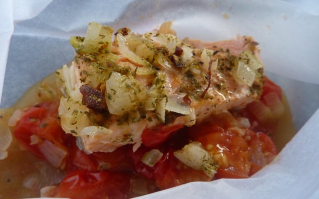 Papillote de saumon épicé aux tomates cerise