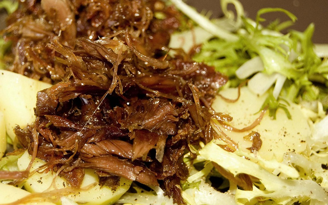 Effeuillée de canard confit sur salade chaude