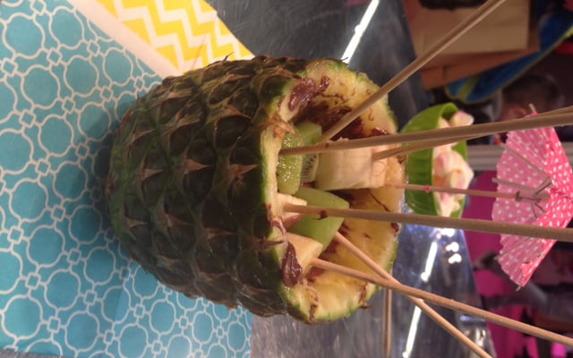 Ananas en fontaine de chocolat