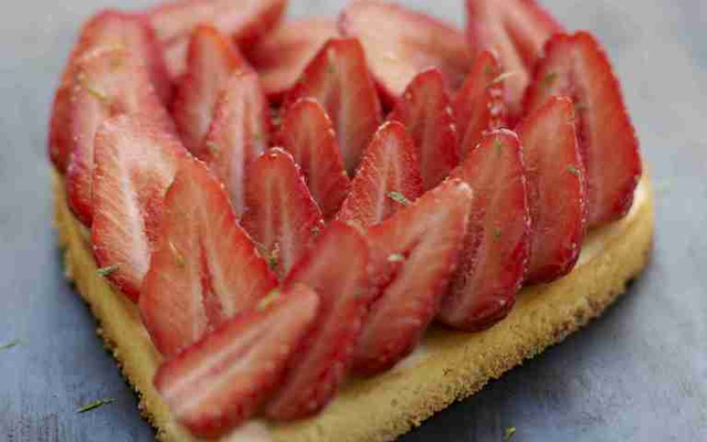 Cœur de fraises de France sur un esprit de cheesecake