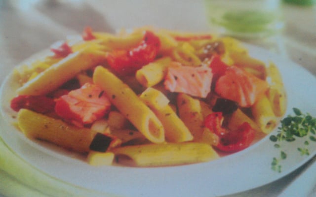 Penne aux courgettes/saumon et légumes du soleil