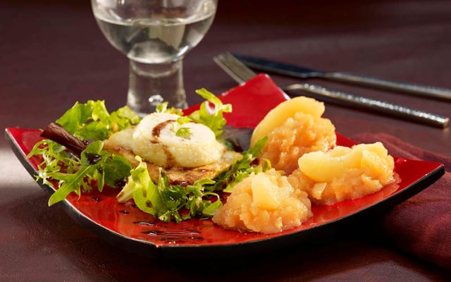 Pain perdu au chèvre chaud et compotée de pommes aux oignons et cannelle