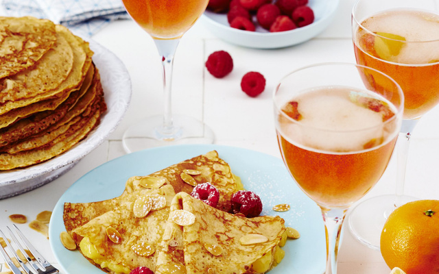 Crêpes au cidre, sauce mandarine et framboises
