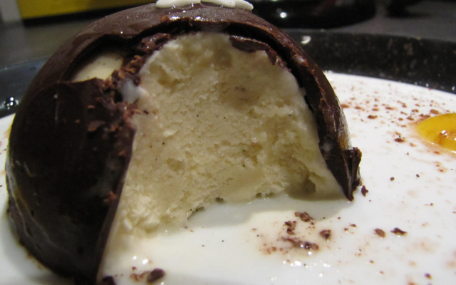 Glace à la vanille sans œuf et son dôme au chocolat