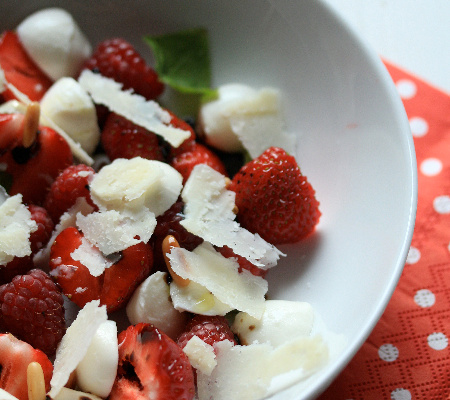 Salade de fraises, framboises, mozzarella et parmesan