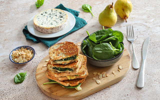 Grilled cheese à la Fourme d’Ambert AOP, poires et amandes