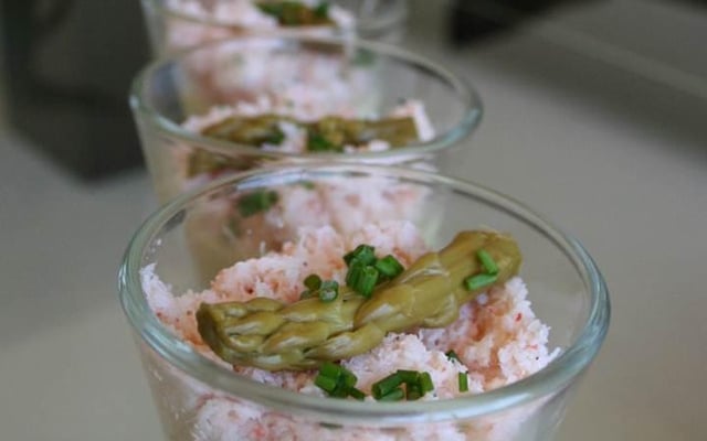 Panna cotta d'asperges et miettes de crabe