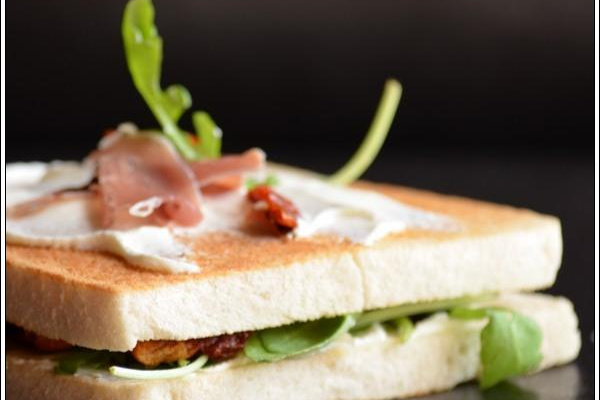 Croque Fraicheur Harrys, St Morêt®, tomates séchées, jambon cru & roquette