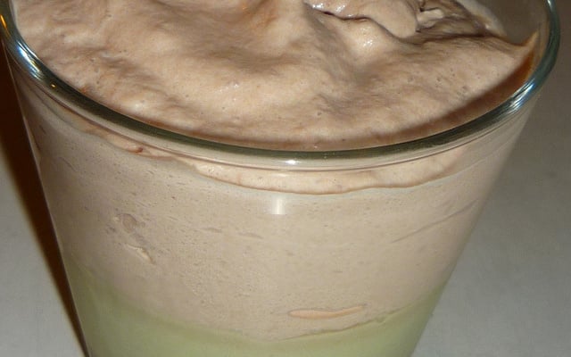 Mousse de crevettes sur un lit d'avocat