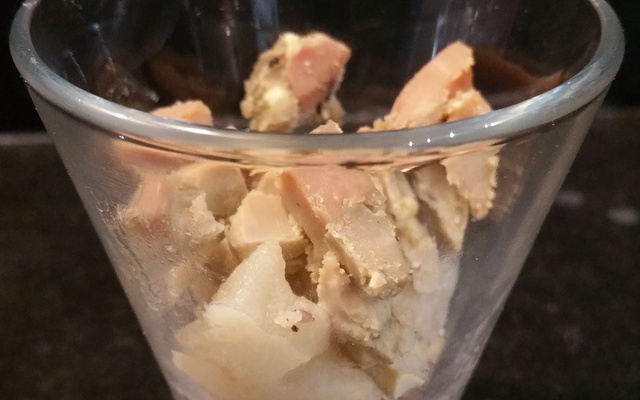 Verrine chic : crumble de noisettes, compotée de poires et dés de foie gras