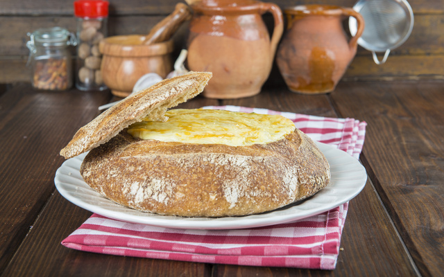 Fondue de camembert dans un pain