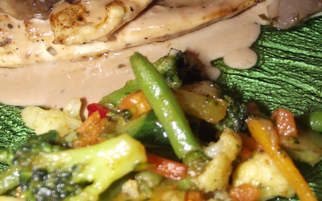 Filet de poulet, sauce aux poivres, petits légumes poêlés
