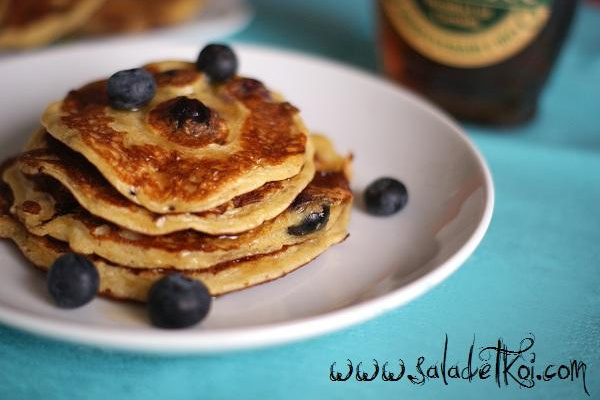 Pancakes aux flocons d'avoine, cottage cheese et myrtilles