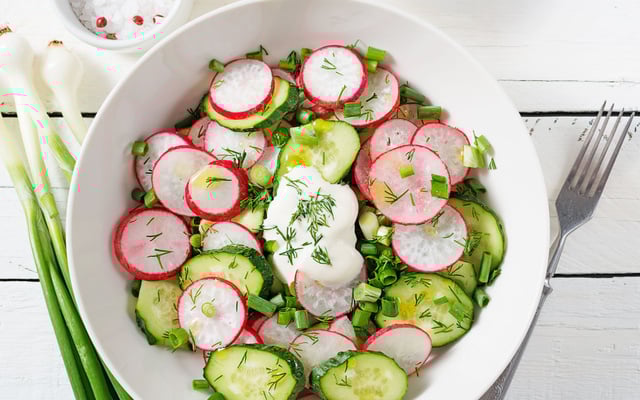 Salade de radis au concombre et aneth, sauce au yaourt grec