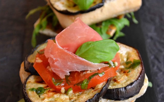 Bruschettas aubergine et tomate, pesto rouge et huile au basilic