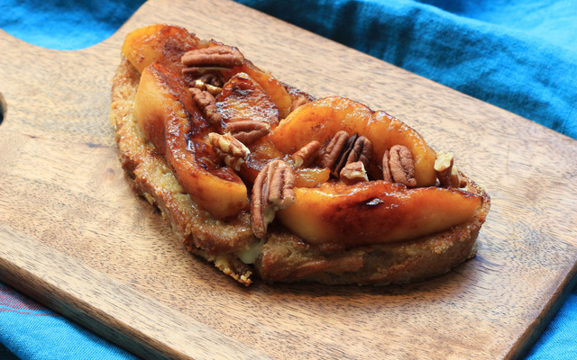 Pain perdu aux pommes caramélisées & noix de pécan