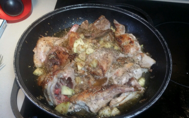 Lapin mijoté aux pommes et lardons à la crème