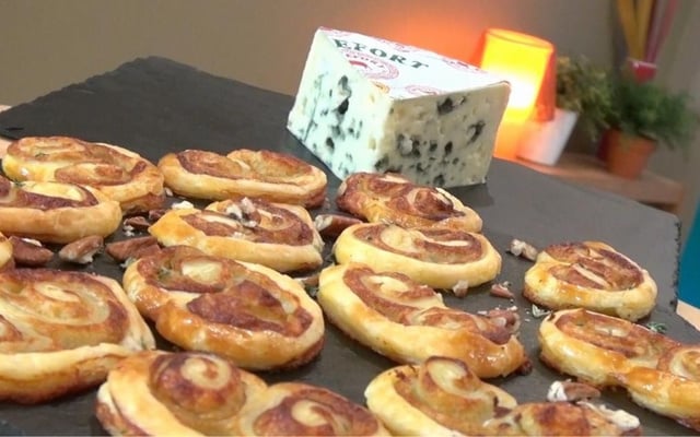 Palmiers feuilletés au Roquefort et aux noix