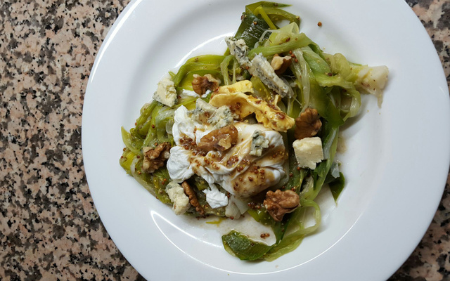 Salade tiède de poireau à l'œuf poché et Roquefort Papillon