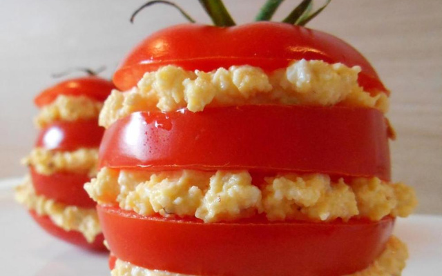 Mille-feuilles de tomate mimosa