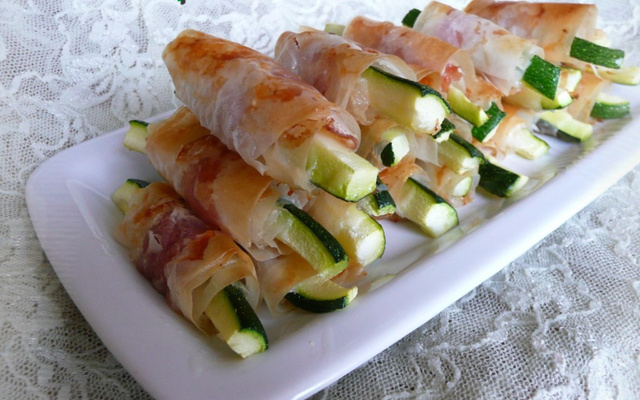 Bâtonnets de courgettes croustillants au parseman & au jambon cru
