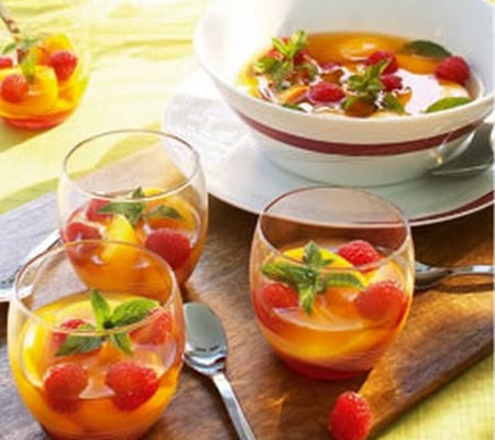 Soupe de pêches et de framboises à l'infusion de gingembre