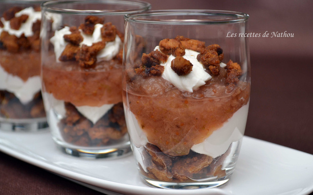 Verrines de compote poire et figue, chèvre frais et pépites de spéculoos poêlées au miel