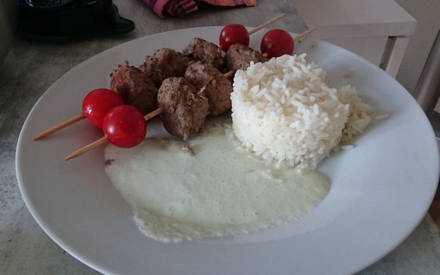 Brochettes de boulettes de bœuf, sauce coco