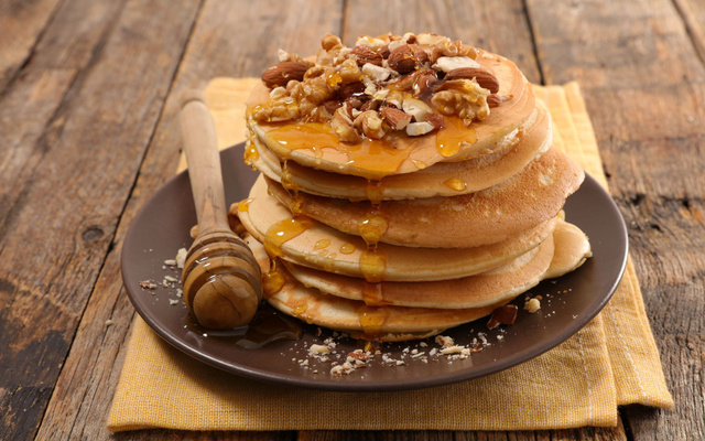 Pancakes au yaourt, miel, noix et amandes