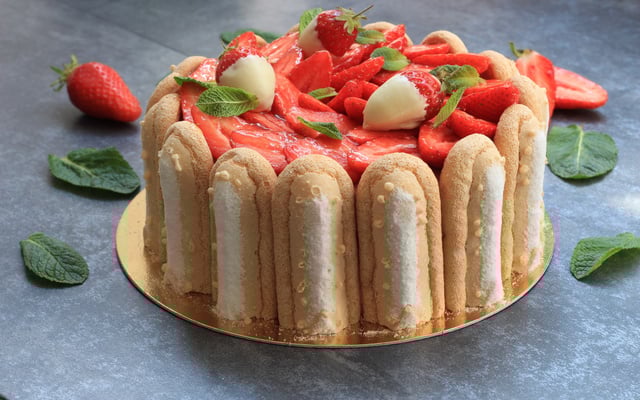 Charlotte aux fraises et mousse de fraises