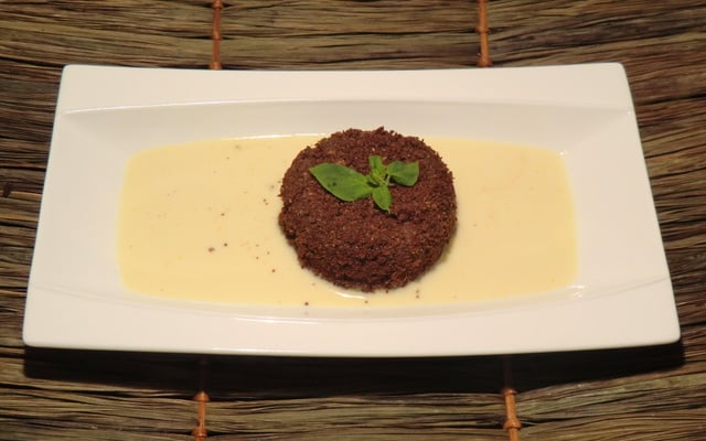 Coulant au chocolat en croute de chocolat, sauce basilic