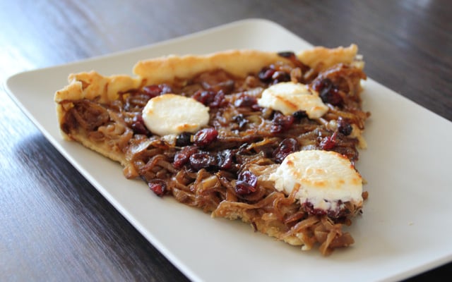 Tarte aux oignons caramélisés, cranberries et chèvre frais