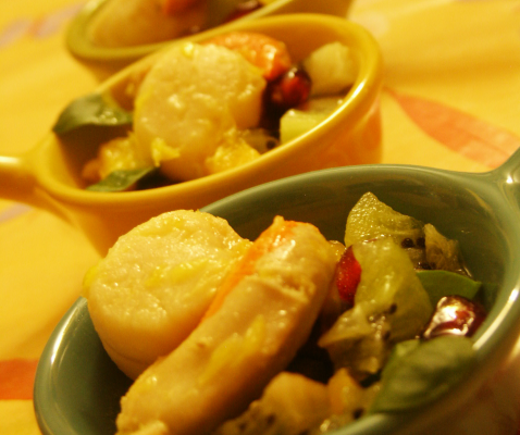 Noix de st jacques poêlé au caramel d'agrume & son tartare de fruits  sur lit vert parfumé au poivre Sichuan