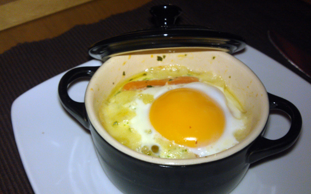 L'œuf cocotte au comté et petit pois carottes