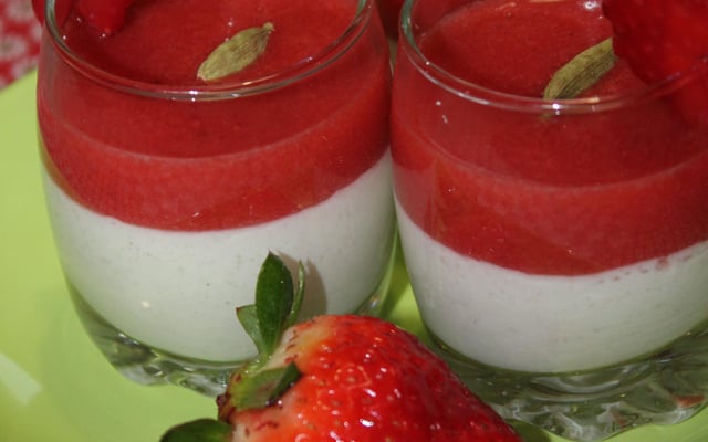 Panna cotta à la fraise et à la cardamome