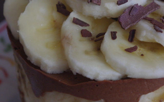 Petits entremets au chocolat, spéculoos et bananes