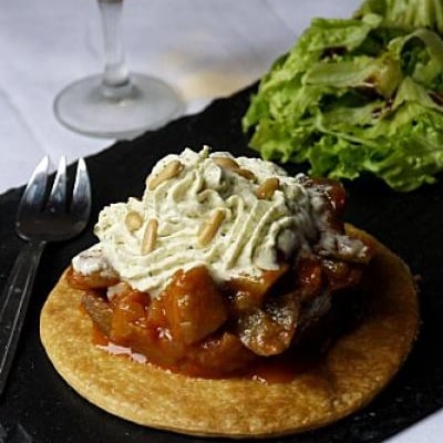 Tartelette à la ratatouille, chèvre, chantilly au pesto