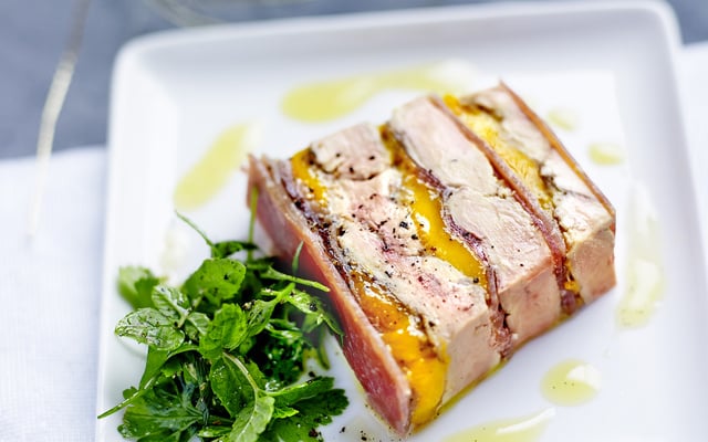 Terrine de foie gras poêlé, mangue, jambon de Bayonne et gelée de sauternes au poivre de Timut