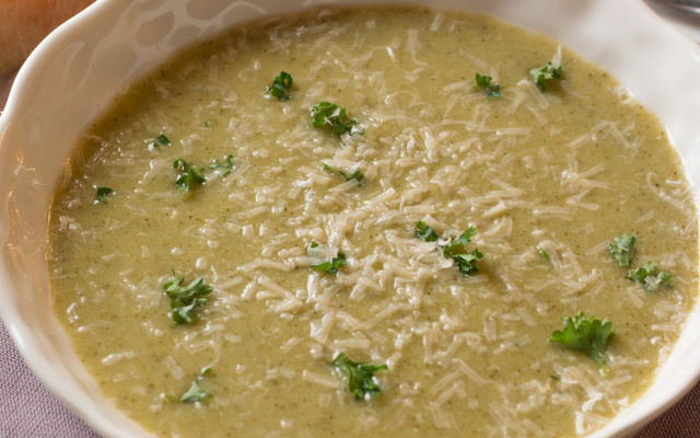 Soupe de brocolis au parmesan