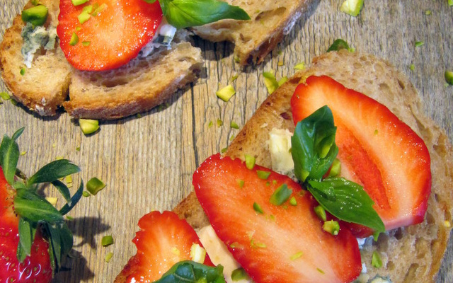 La tartine, témoin d'un mariage heureux entre la fraise et le roquefort